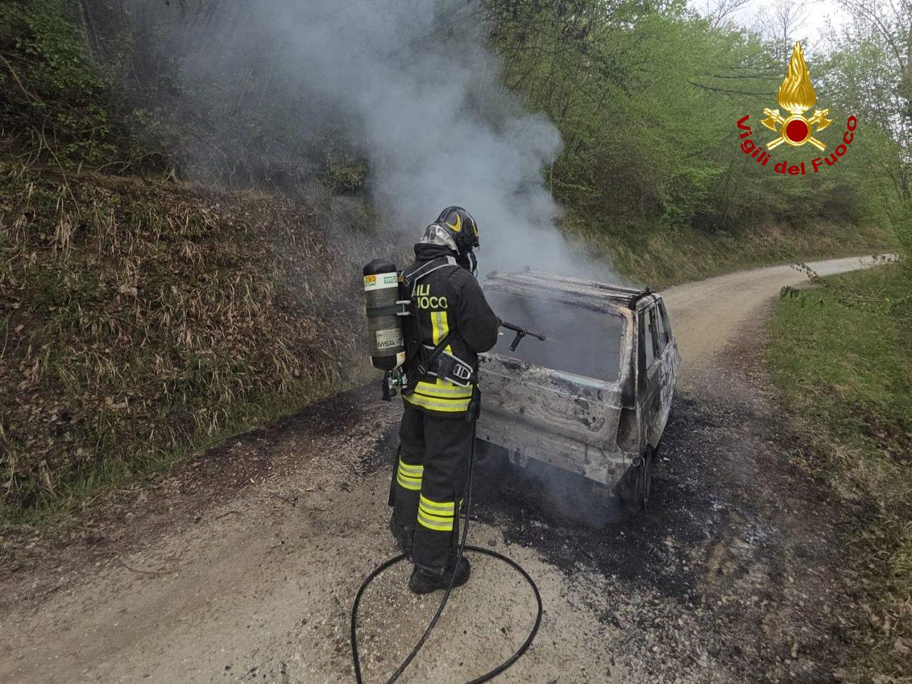 A fuoco un’autovettura, fiamme domate prima di colpire il bosco adiacente