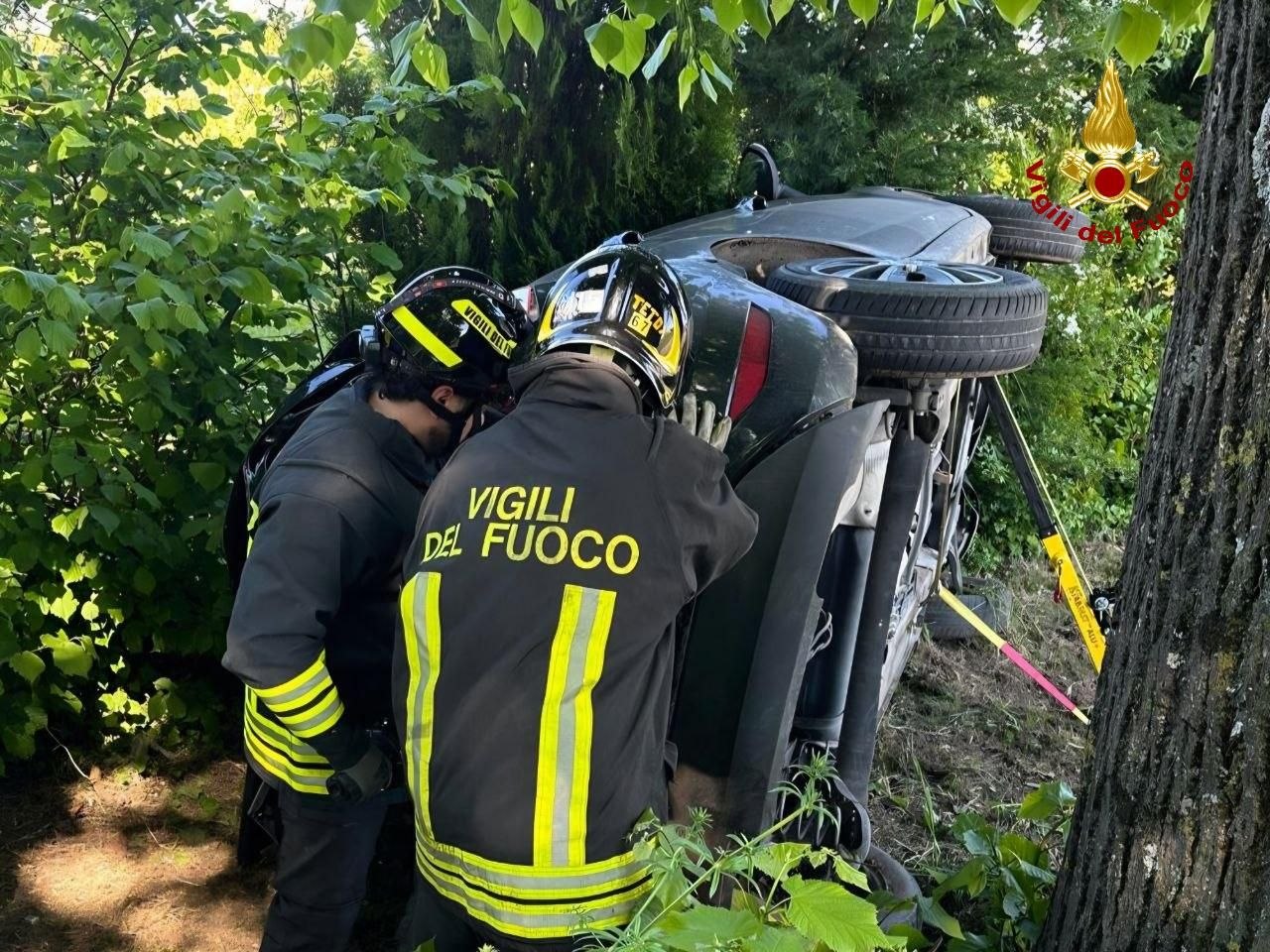 Incidente in Via Lughese con auto ribaltata, ferita la conducente