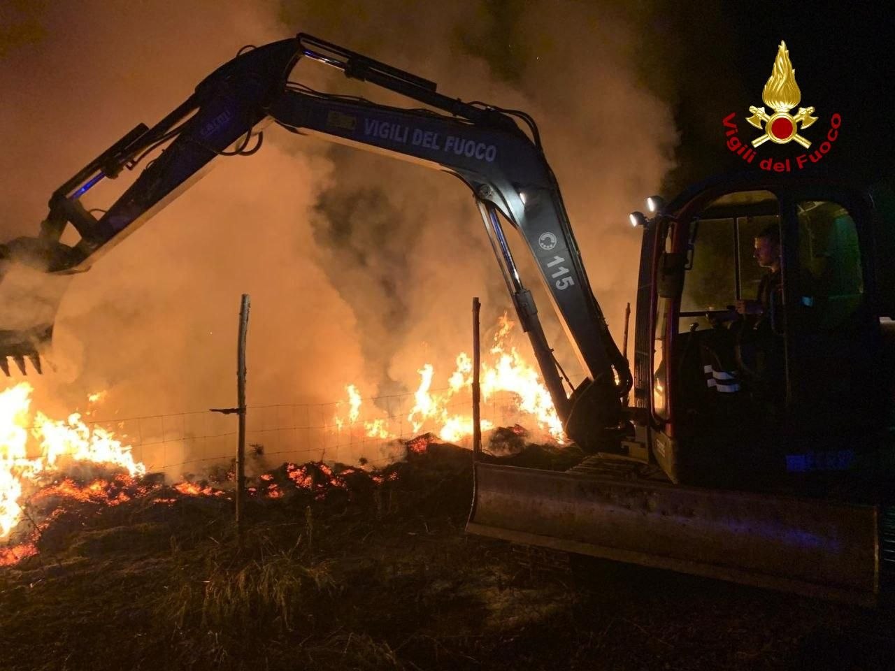 Rotoballe e rifiuti in fiamme, incendio domato da 4 squadre dei pompieri