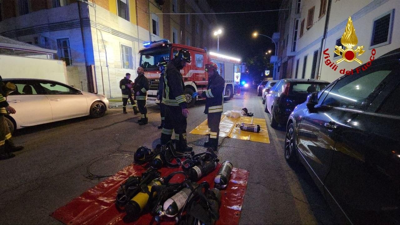 Incendio nella notte in via Tre Mori, evacuate 21 persone