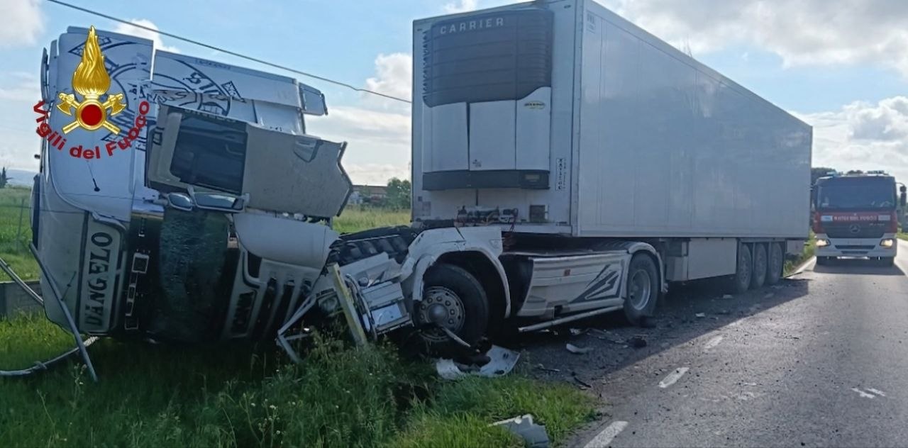 Autoarticolato sbanda sulla Cervese e finisce fuori strada