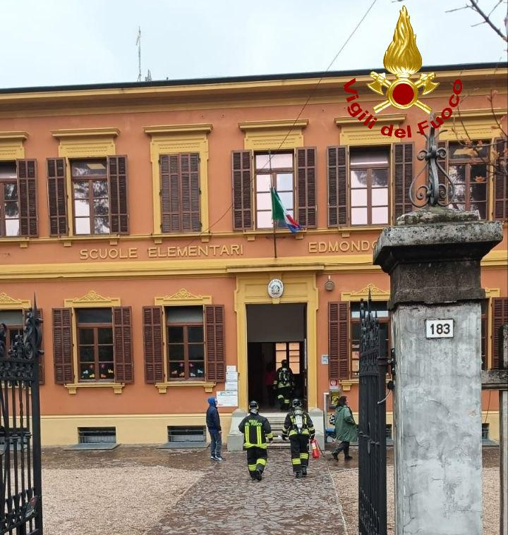 Odore acre a scuola, scatta il piano d’emergenza con i bimbi evacuati