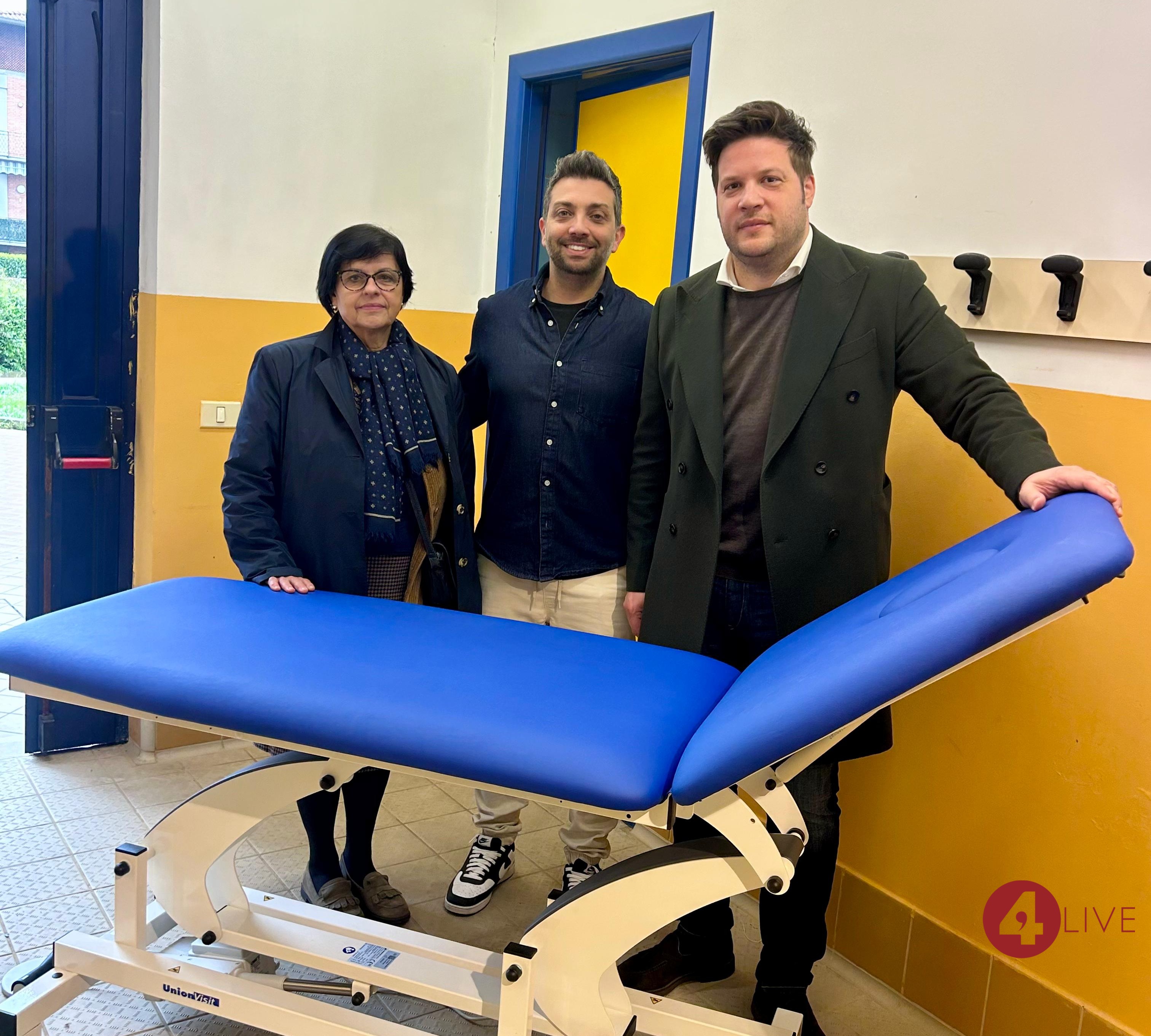 Piscina. Il Comune acquista due lettini per persone con disabilità