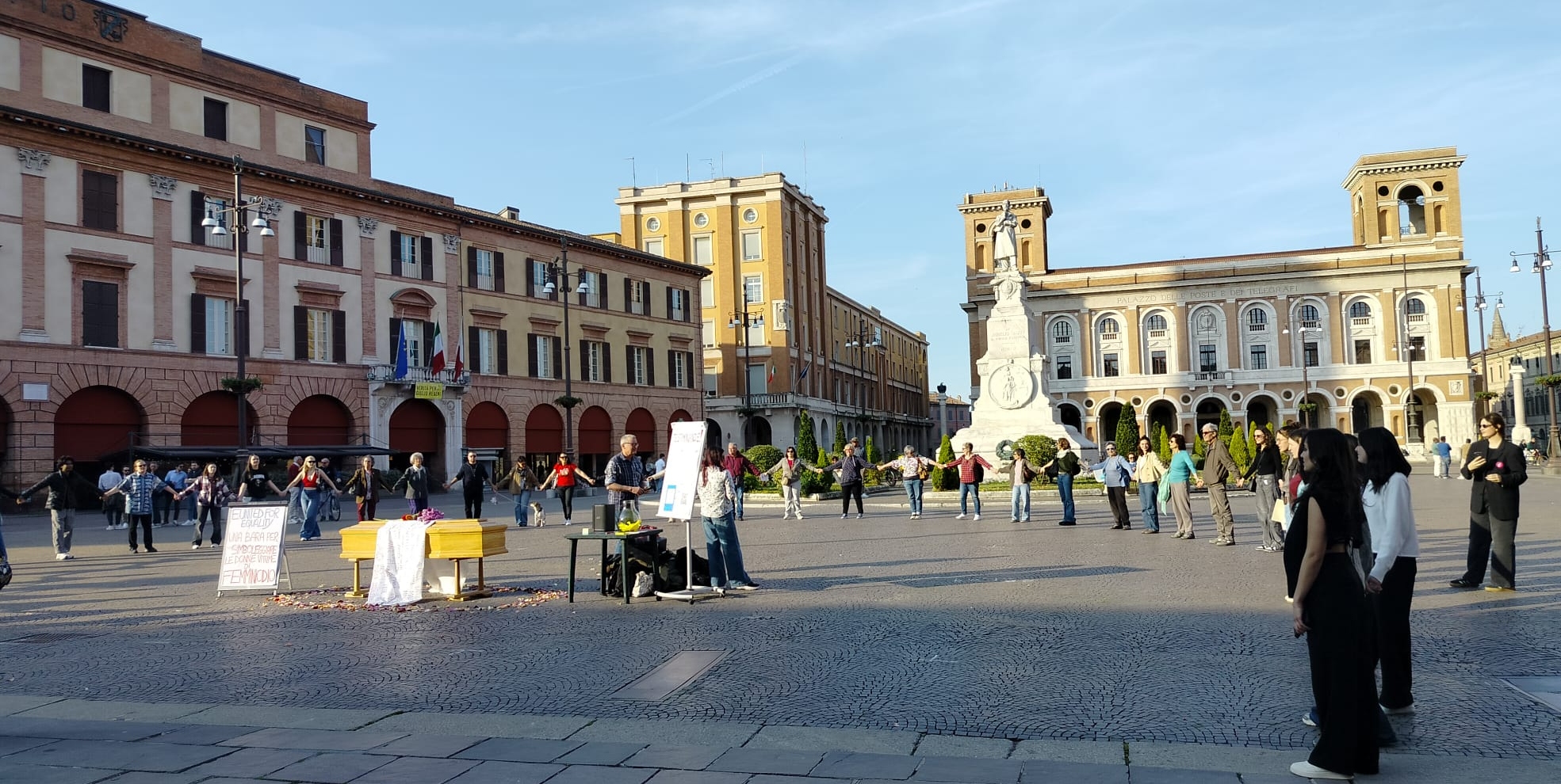 Catena umana per la campagna EUnited for Equality