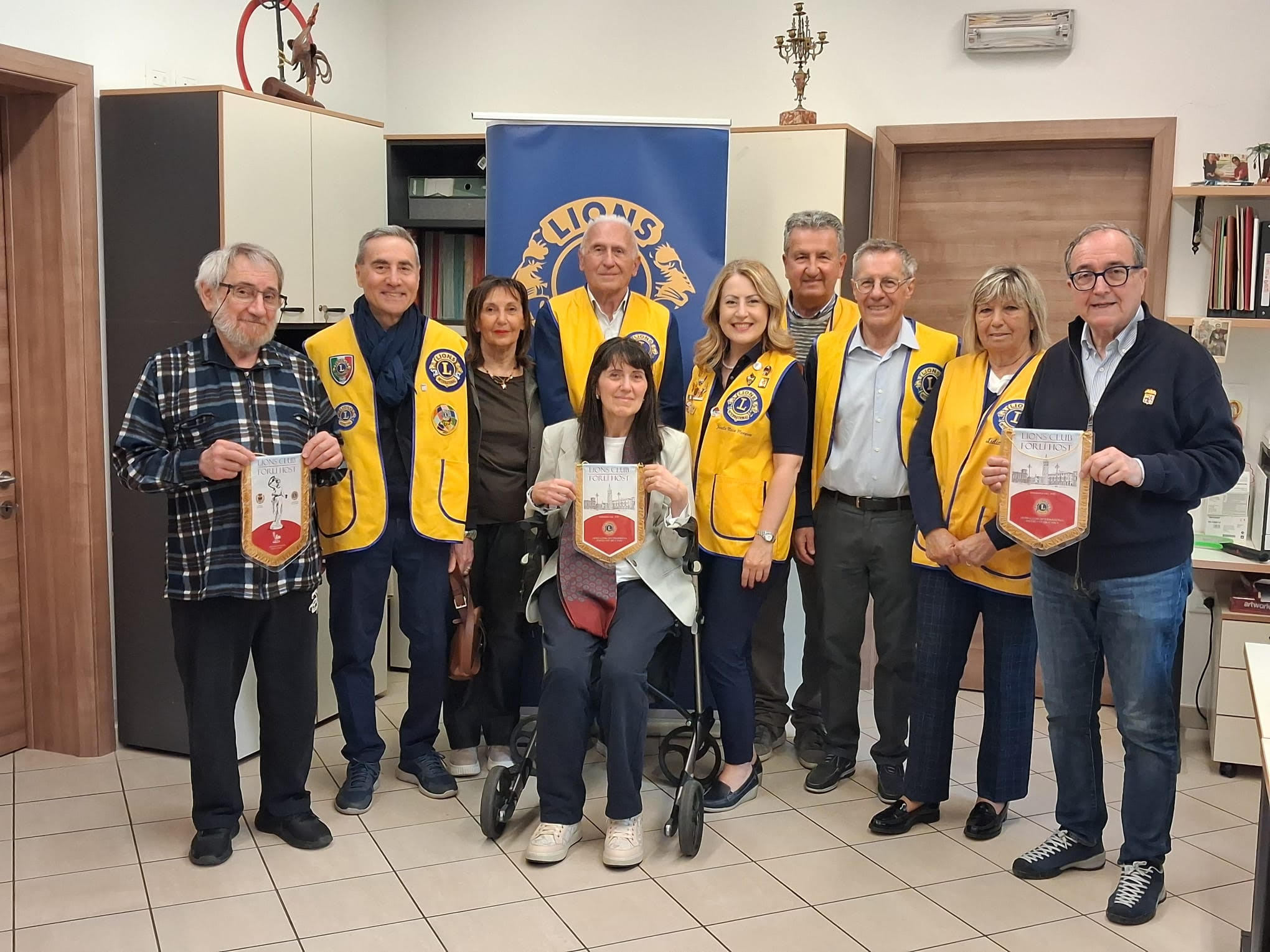 Lions Club Forlì Host e Leo Club donano all’Aism 4.325 euro