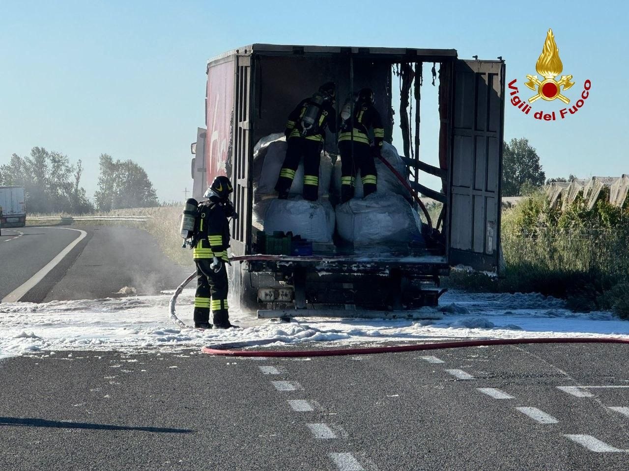 Incendio di un rimorchio carico di cemento sull’A14