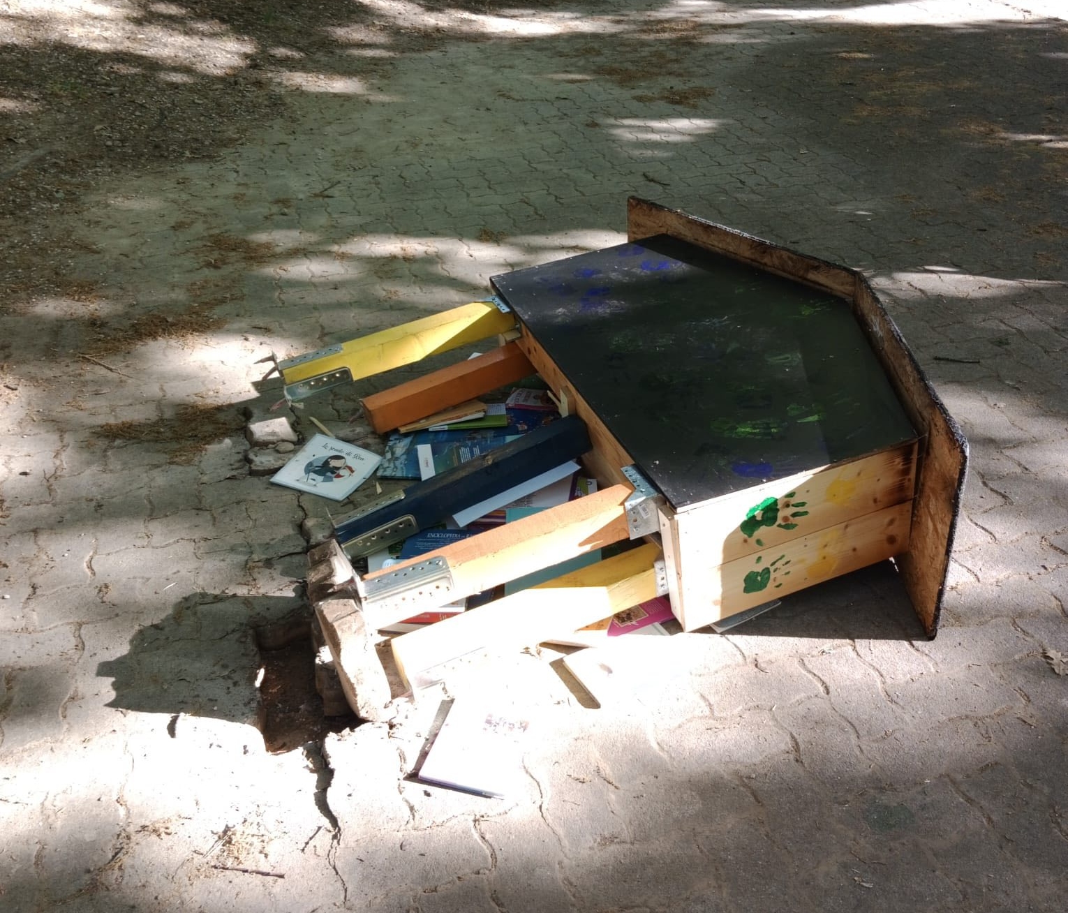 Devastata la casetta dei libri a Rocca San Casciano