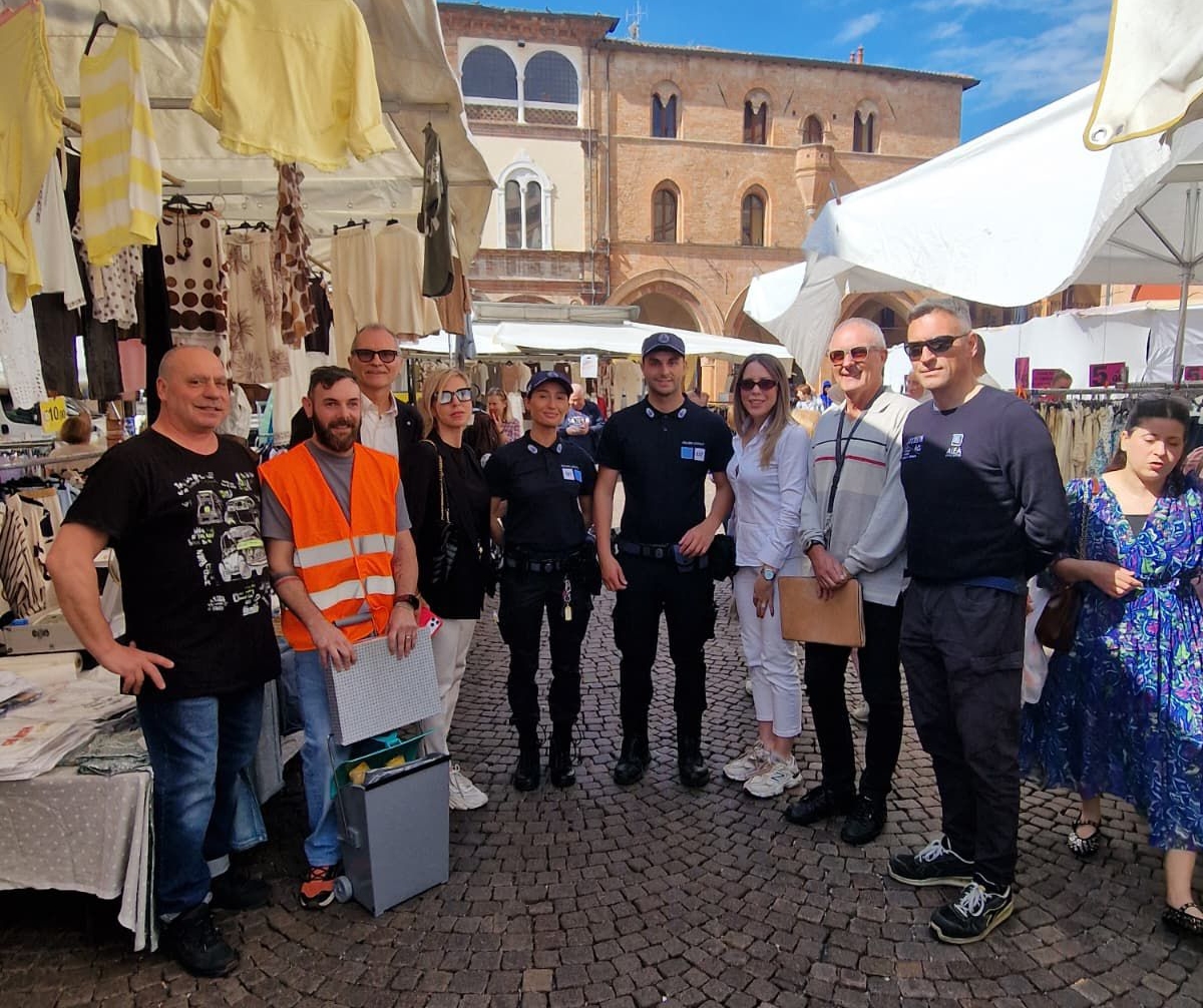 Distribuzione dei kit Alea Ambiente agli ambulanti del mercato