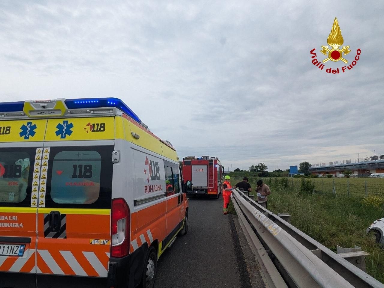 Incidente in A14 con furgone fuori dalla sede stradale, due i feriti