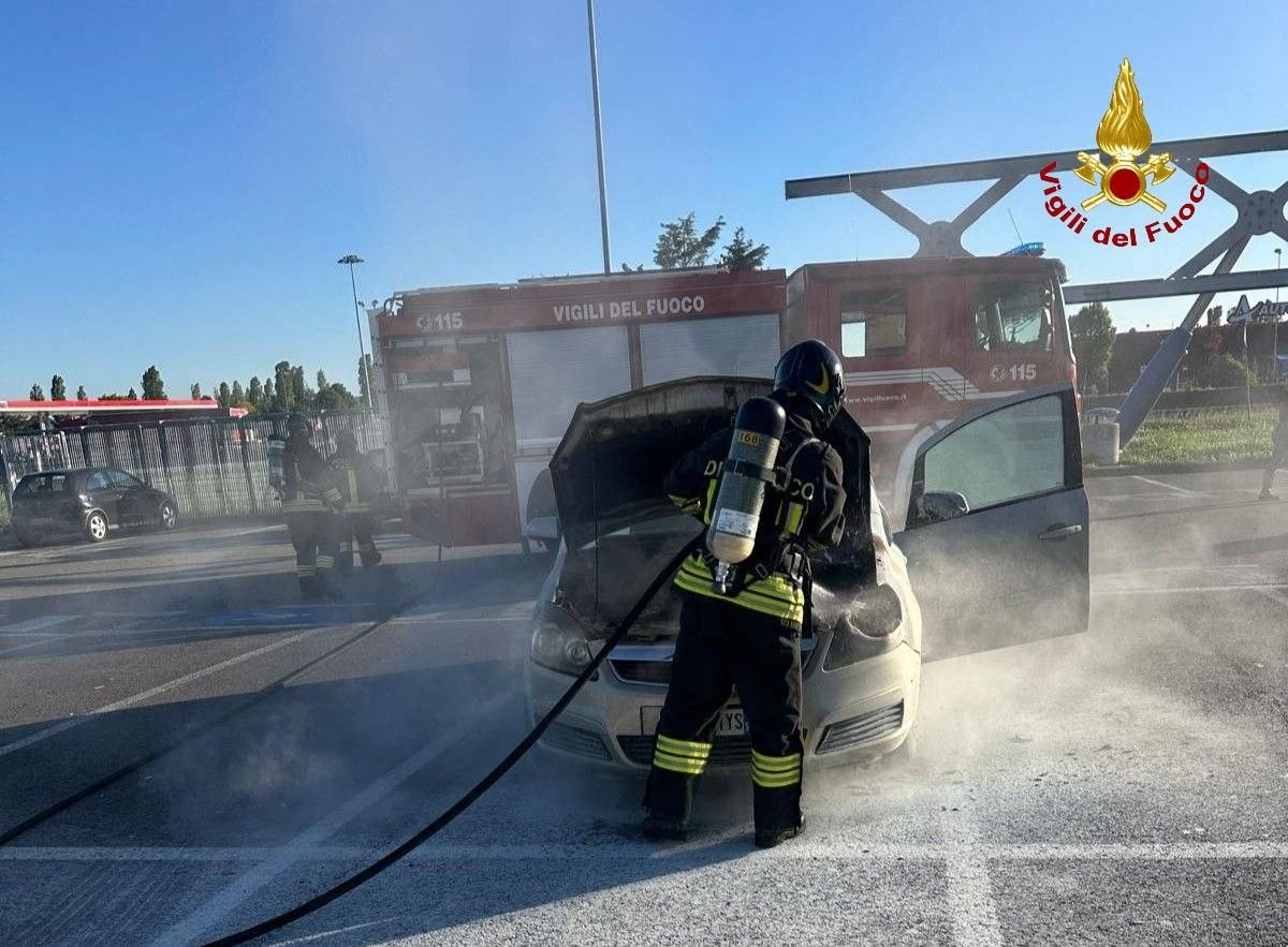 Incendio di un’auto alla stazione di servizio Bevano