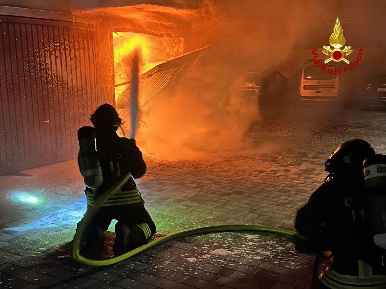 A fuoco un garage in via Sarti, evacuato un condominio