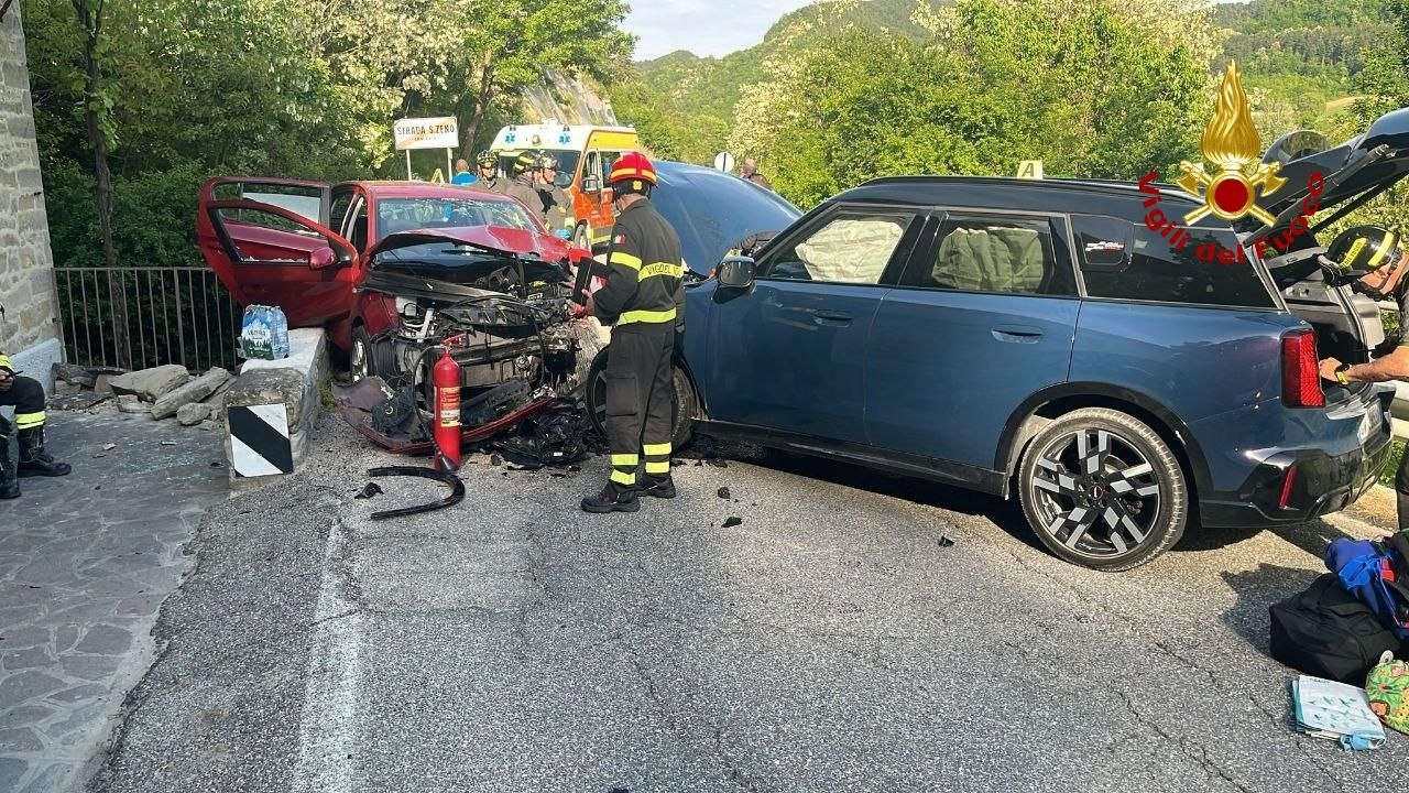 Scontro frontale a San Zeno, morta una 67enne, sette i feriti