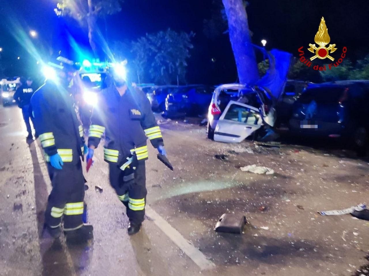 Tragico schianto contro un albero in viale dell’Appennino, morte due studentesse