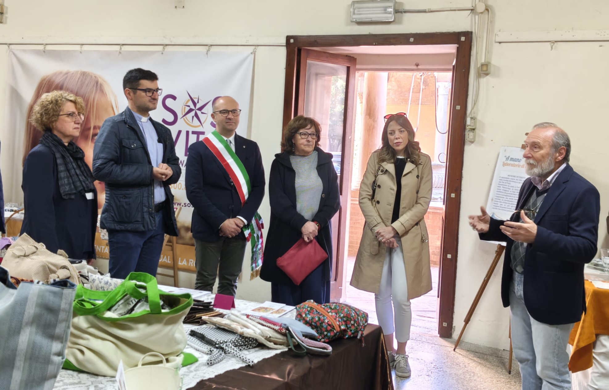 Il mercatino del laboratorio di cucito solidale Amanolab per la Festa della Mamma