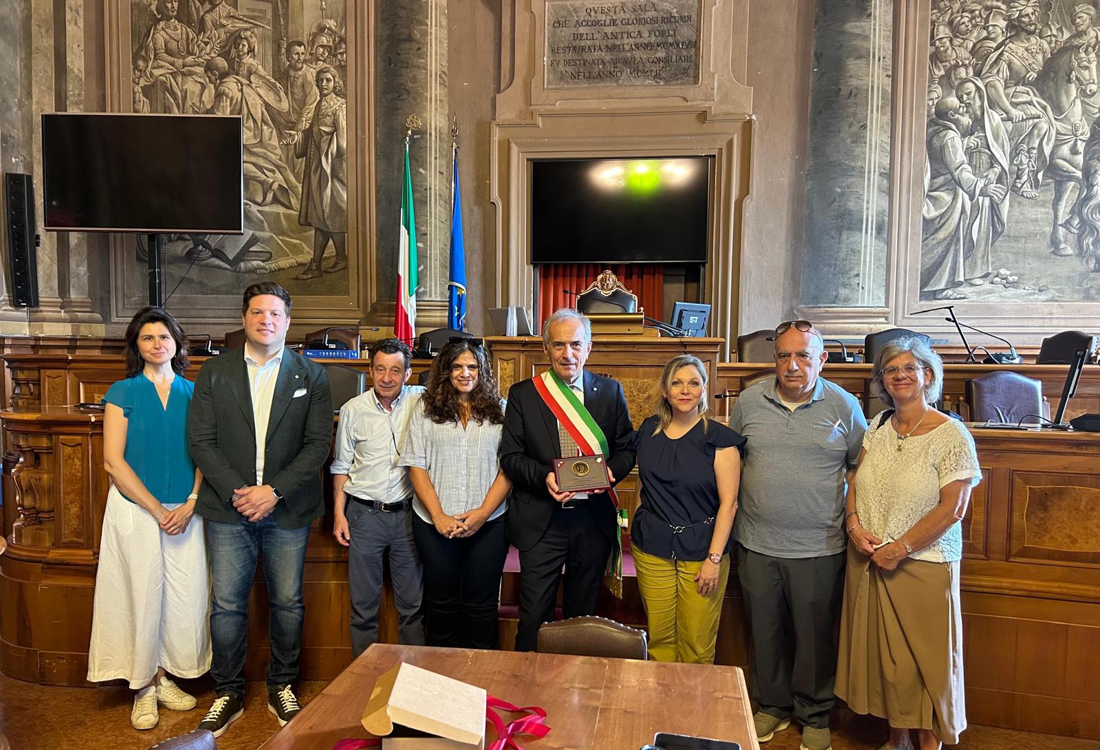 Il Libano ringrazia Forlì per gli aiuti ai profughi con una targa al sindaco