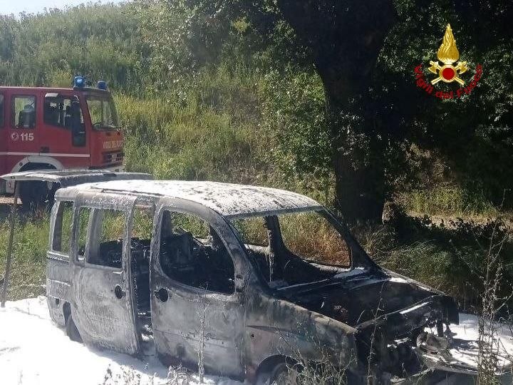 Auto in fiamme, l’intervento tempestivo dei Vigili del Fuoco evita il peggio