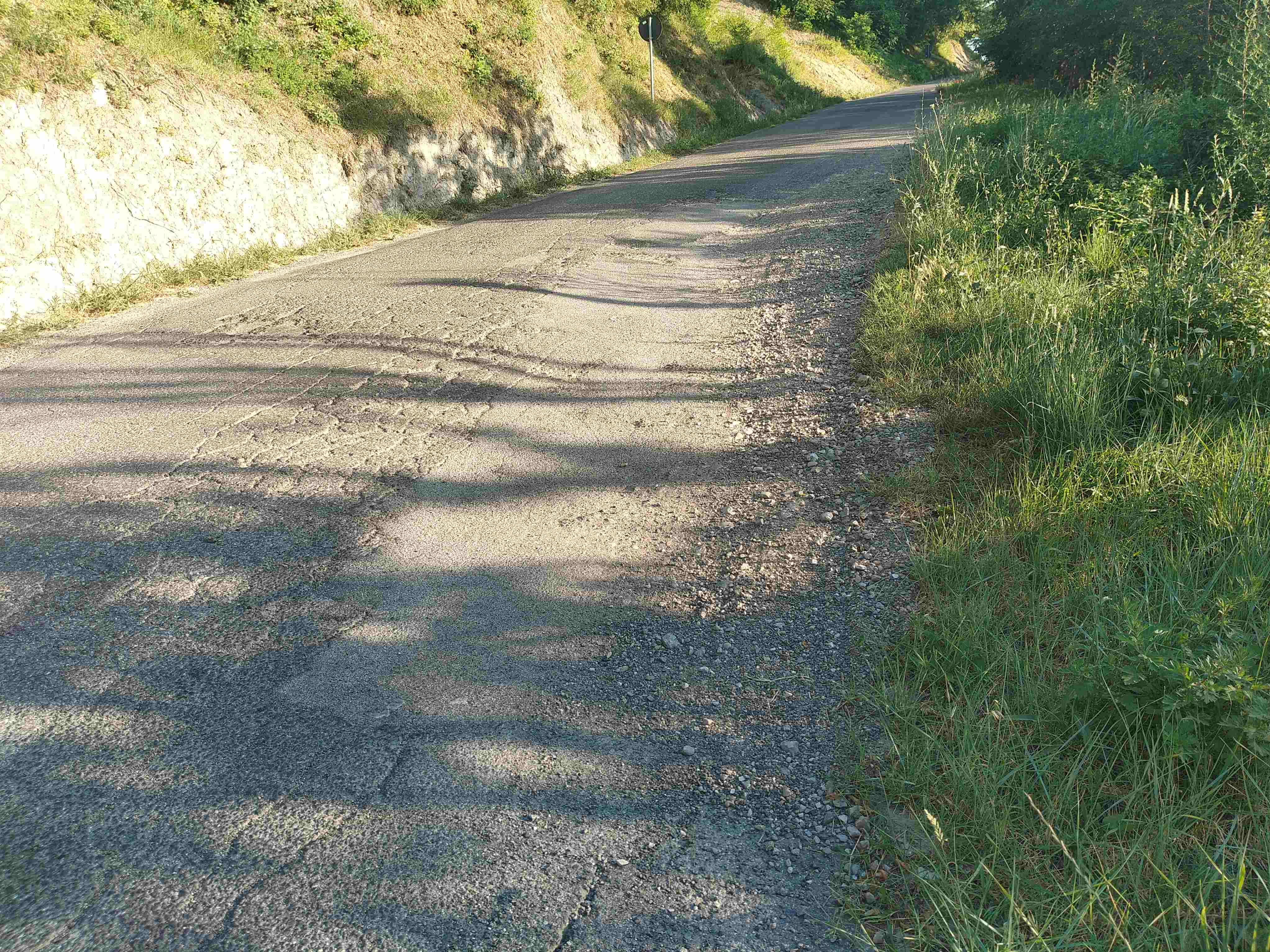 Cheli: «Sulla SP21 ancora crepe e deformazioni del piano viabile»