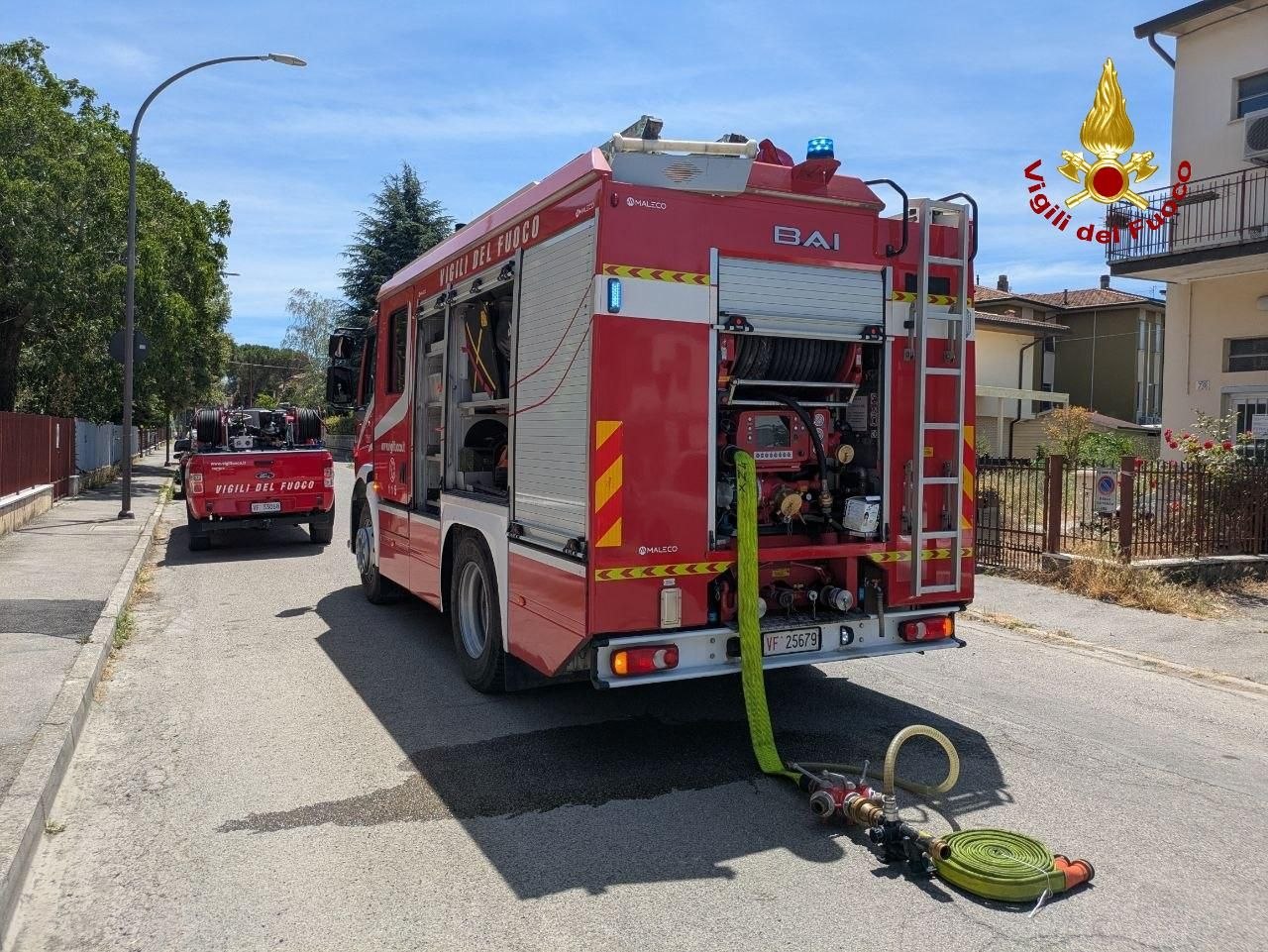 Fiamme sul tetto in via Gervasi: bruciano i pannelli fotovoltaici