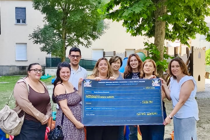 Teatro, comunità e solidarietà: i genitori salgono sul palco e donano 3.200 euro a scuola e nido