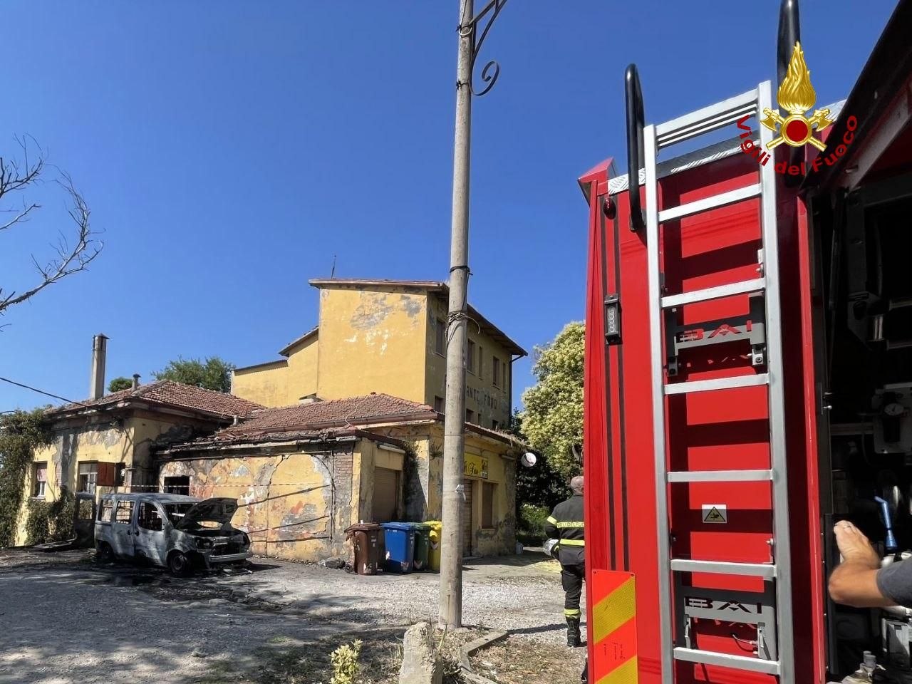 Paura a Bertinoro: auto va a fuoco e l’incendio si propaga. Salva la vegetazione vicina