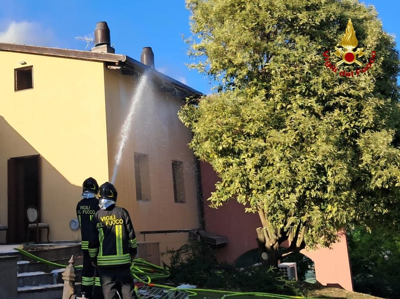 Incendio sul tetto di un’abitazione a Predappio, intervento dei Vigili del Fuoco