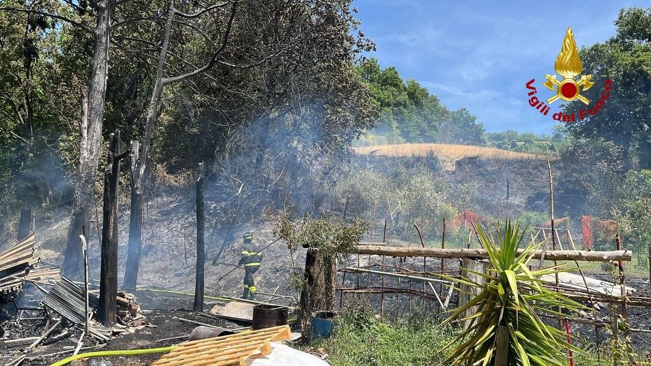 Paura per un incendio a Castagnolo: 5 mezzi e un elicottero impegnati nello spegnimento