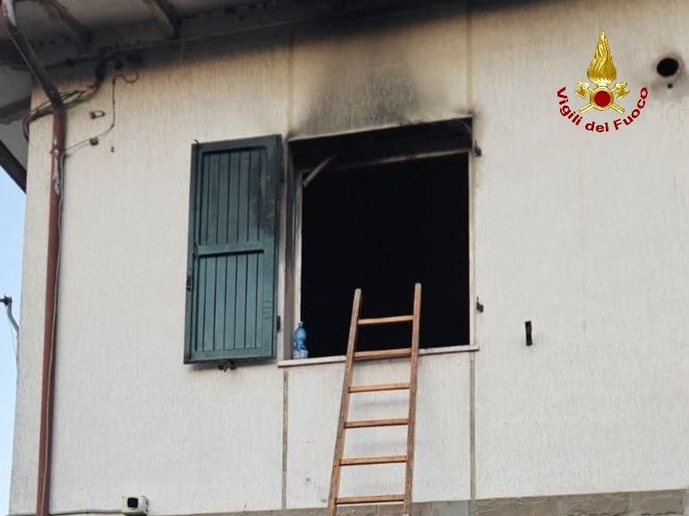 Incendio nella notte in via Voltuzza: grave un’anziana invalida