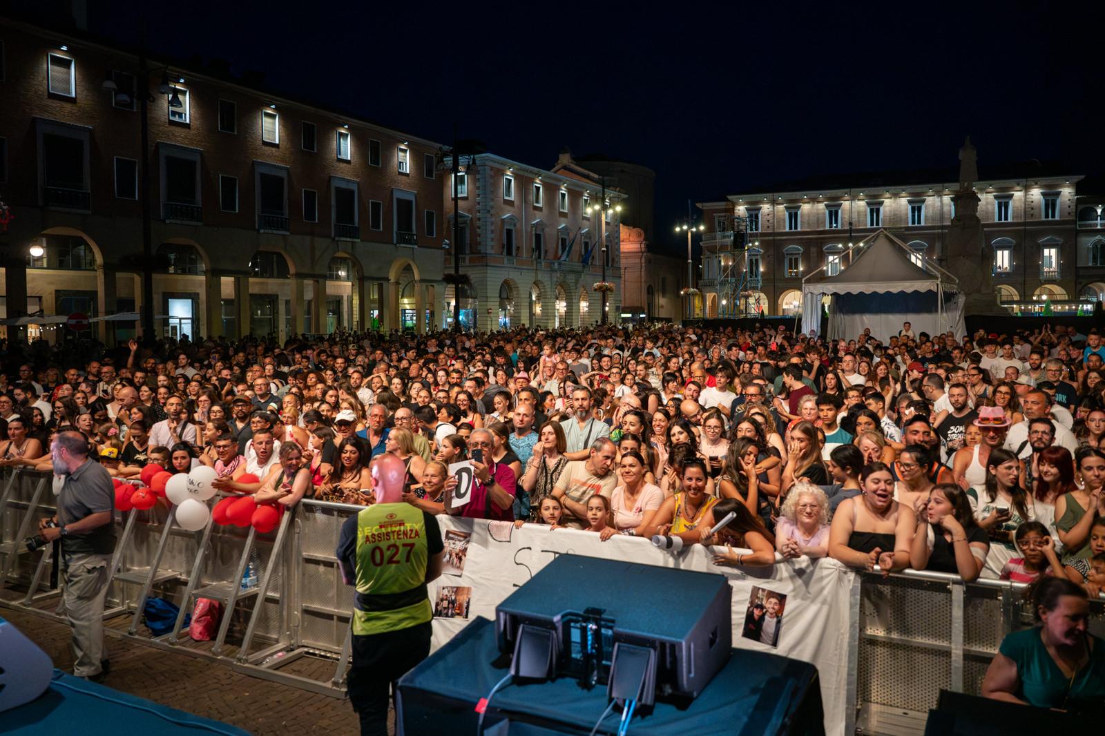 Piazza Saffi balla con Rocco Hunt: in 4.000 per la Notte Rosa