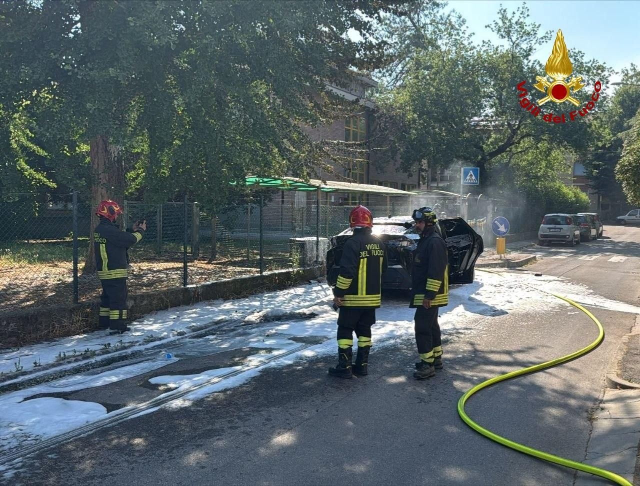 Incendio in strada a Forlì: vigili del fuoco domano il rogo ed evitano il peggio