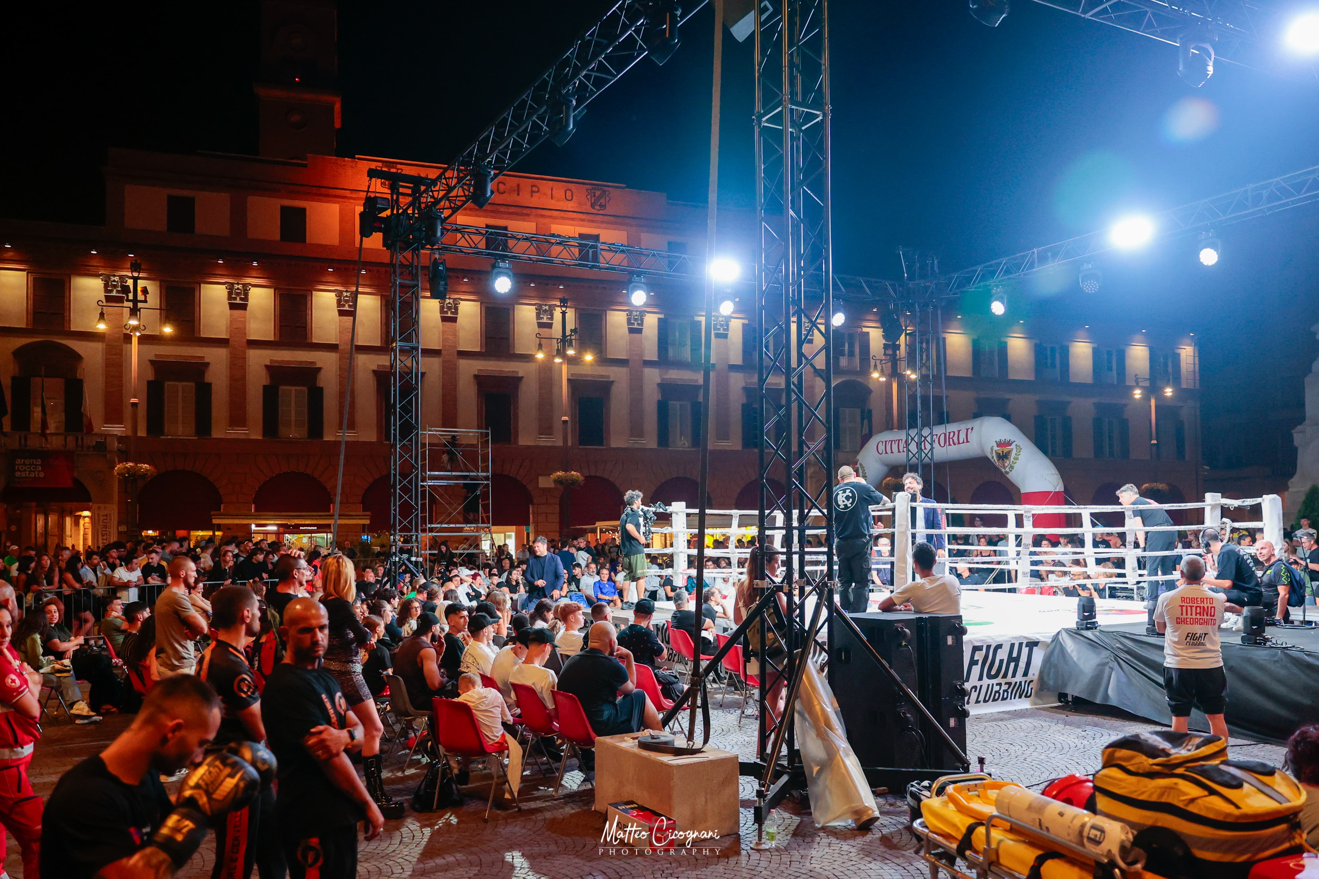 La kickboxing conquista Piazza Saffi: trionfo Edera davanti a 1.000 persone
