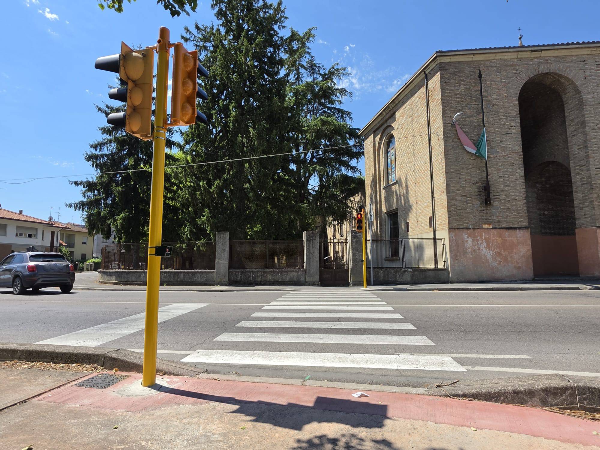 Nuovo semaforo pedonale sulla via Emilia: proteggerà gli studenti dell’Artusi