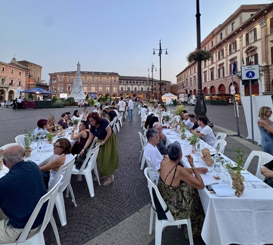 Una lunga tavolata nel cuore di Forlì: piazza Saffi accoglie oltre 750 persone