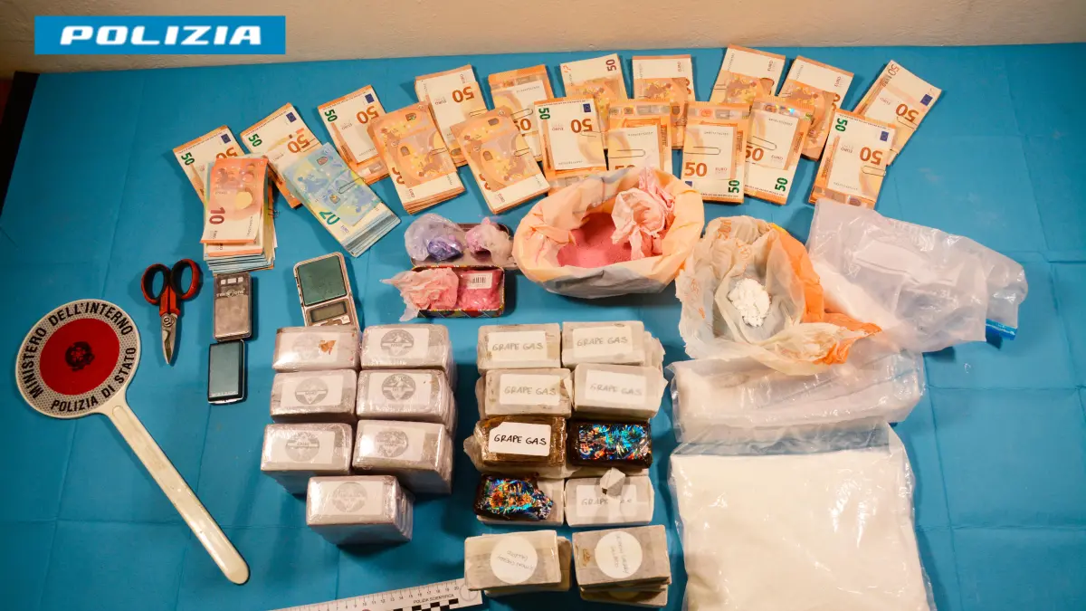 Blitz antidroga a Forlì: in casa un market della cocaina e 19.000 euro