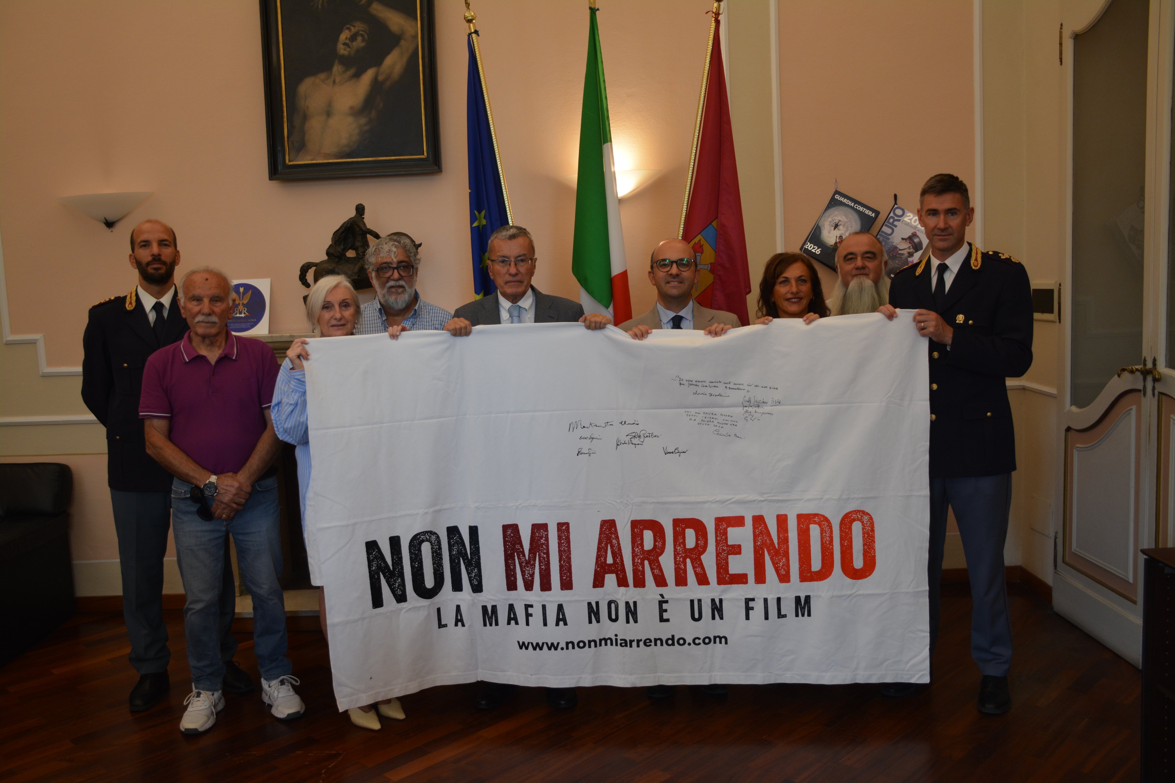 Lotta alla mafia e memoria: a Forlì la firma del “Lenzuolo della Legalità” in Questura
