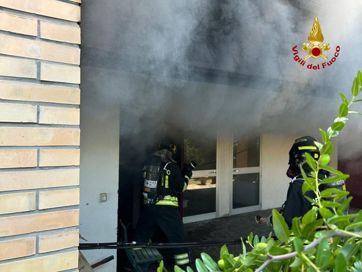 Paura a Predappio per un incendio in una palazzina, area messa in sicurezza
