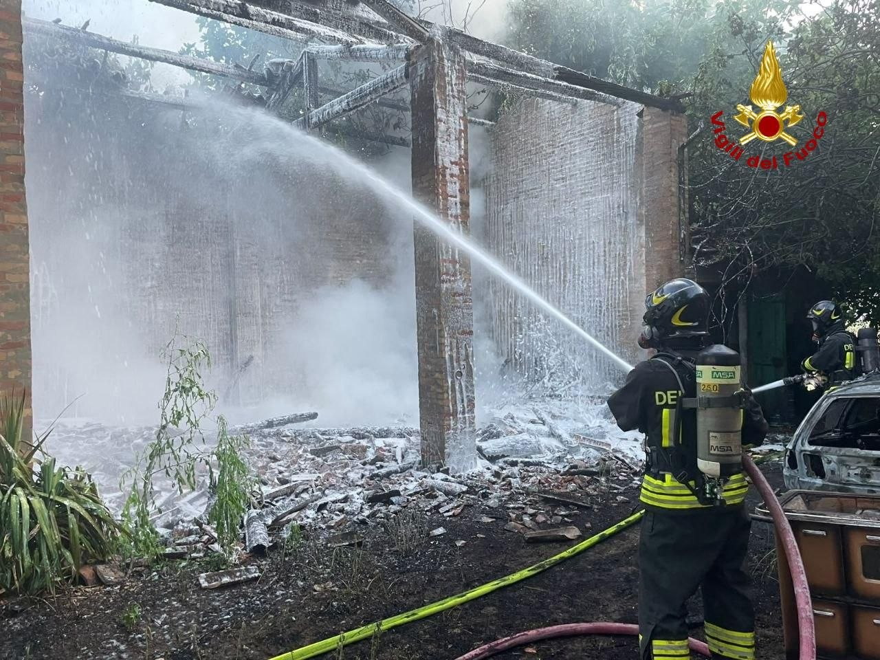 Fiamme all’alba a Forlì: a fuoco un edificio abbandonato in via Costanzo II