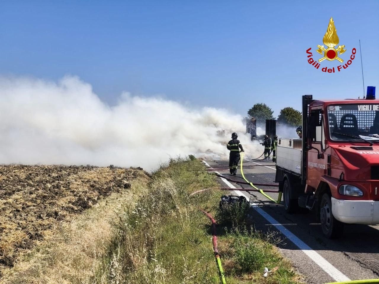 Incendio in via Erbosa, bruciano autocarro e balle di fieno: Polizia Locale al lavoro per la viabilità
