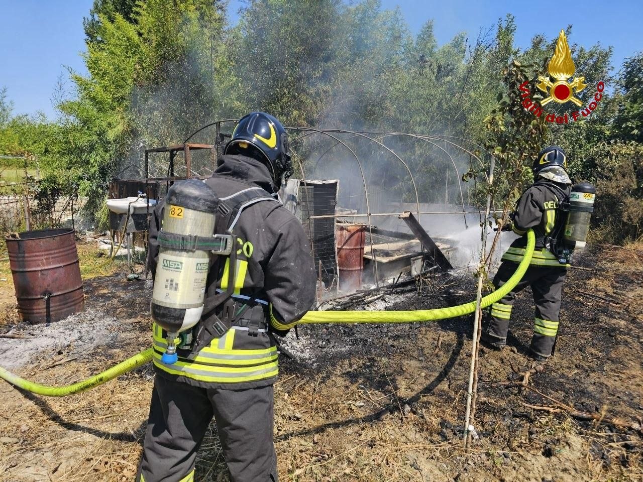 Rogo in un capanno agricolo, decisivo l’intervento dei Vigili del Fuoco