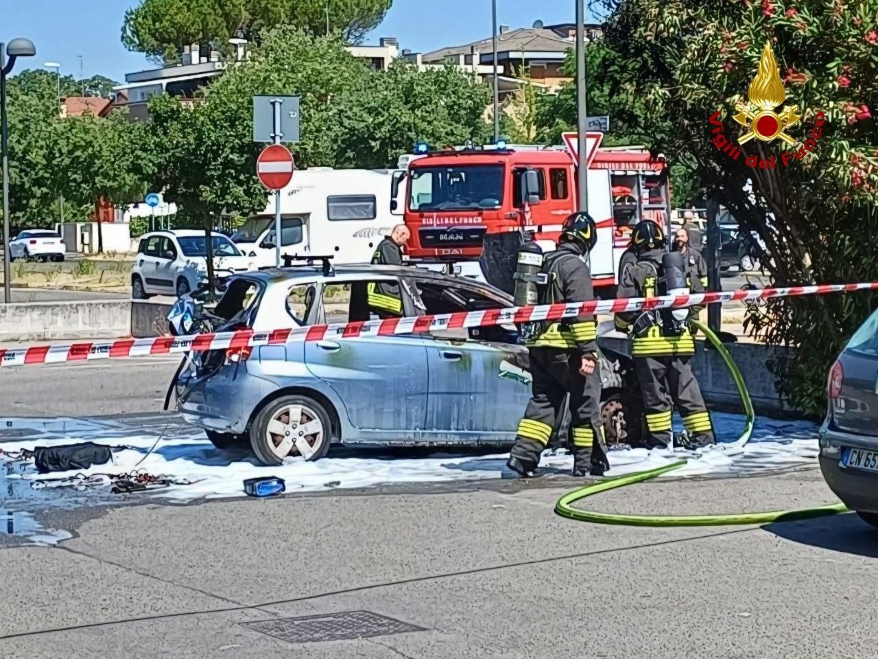 Rogo improvviso, macchina distrutta dal fuoco: salvo il conducente