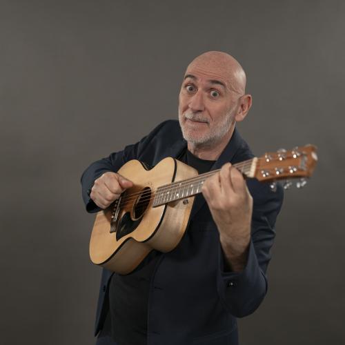 Sergio Sgrilli porta a Predappio il suo show tra comicità e musica