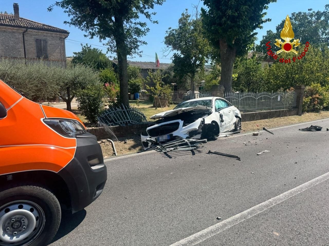 Incidente a Ferragosto: auto esce di strada e abbatte una cancellata