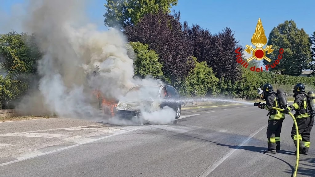 Fiamme improvvise sulla SP113: auto distrutta a Predappio