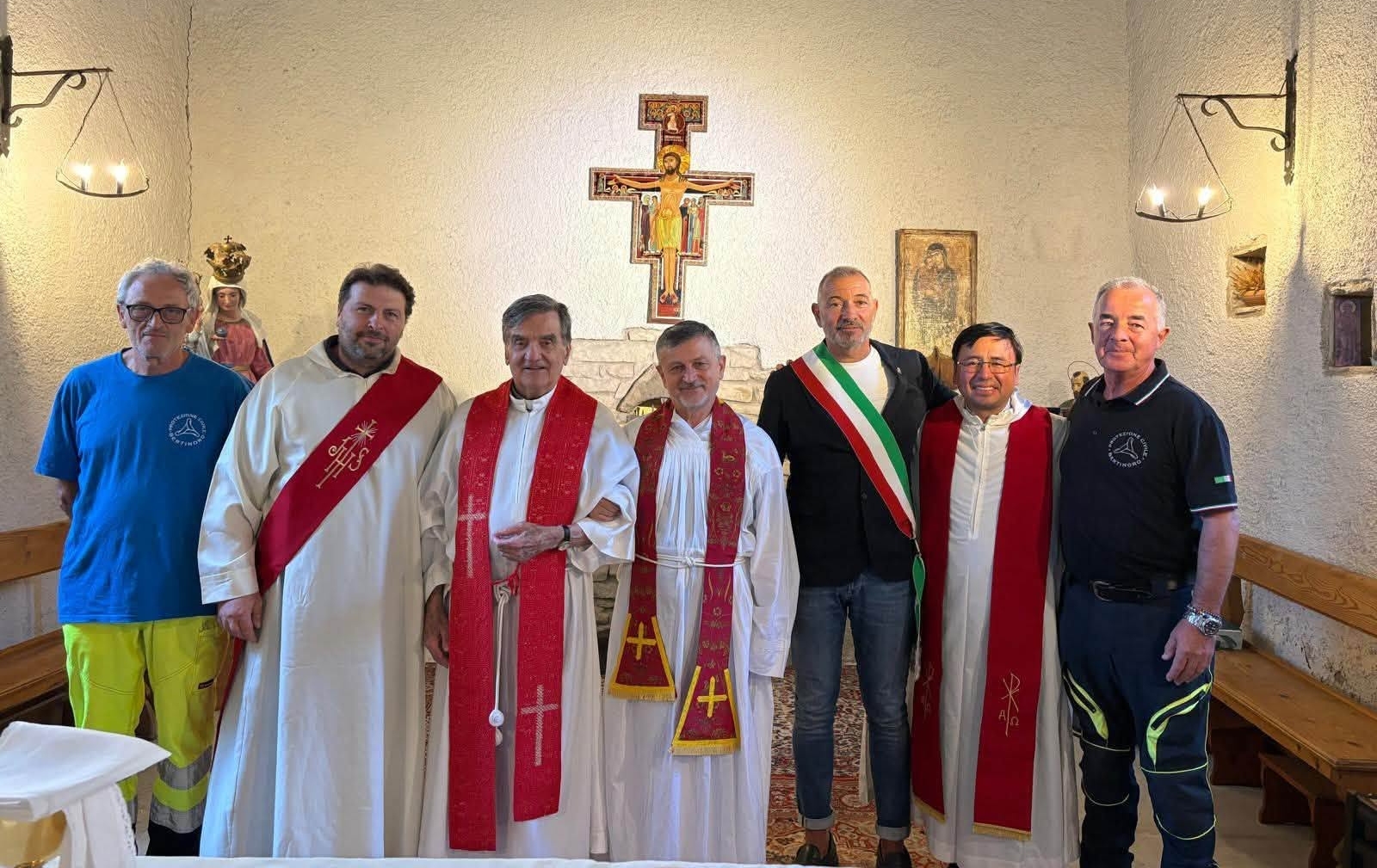 Le fiamme arrivano alla chiesina, ma non la distruggono: «Ha il sapore di un miracolo»