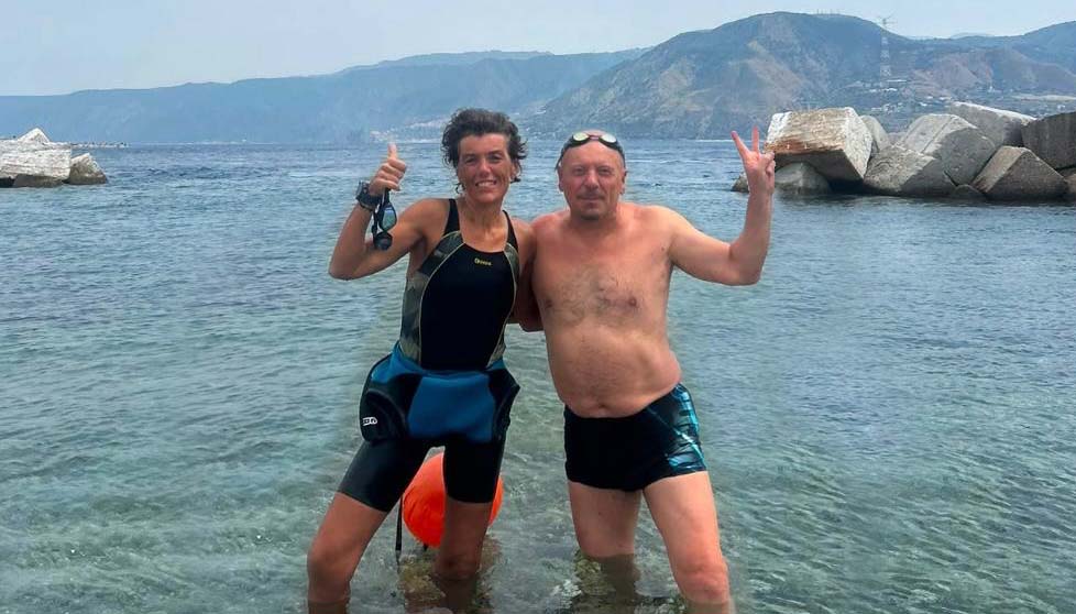 Dallo Stretto alla Calabria a nuoto: l’impresa dell’ex sindaco Drei e Laura Mengozzi