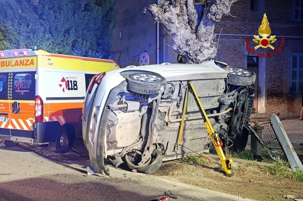 Notte di soccorsi a Forlì: vettura cappottata in via Trentola, strada chiusa per i rilievi