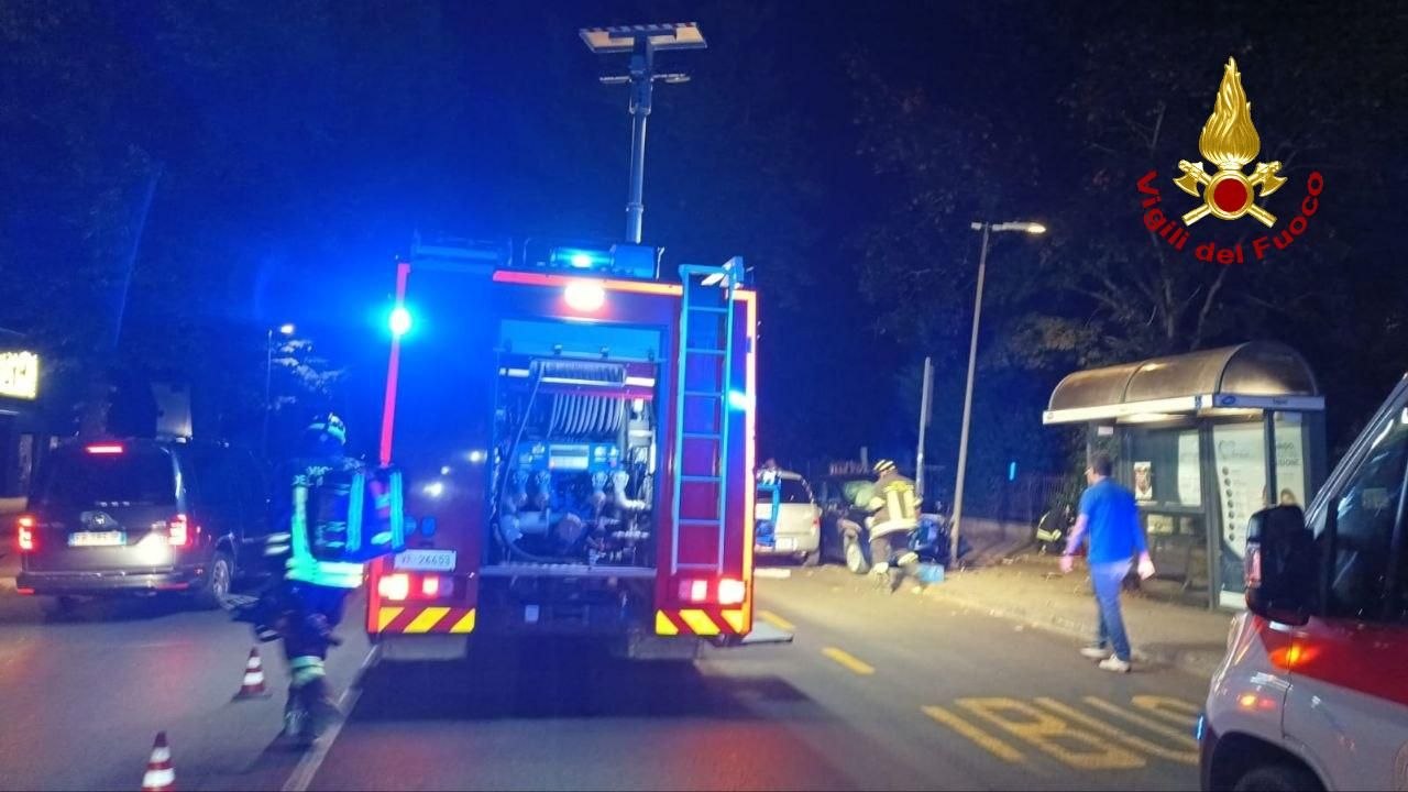 Schianto a tarda notte in viale Roma: due mezzi coinvolti, intervengono i soccorsi