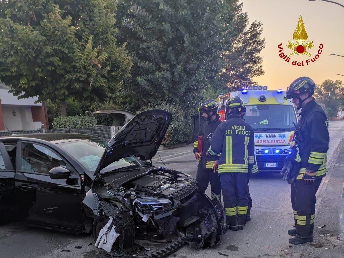 Auto si schianta contro un palo dell’illuminazione, quattro feriti