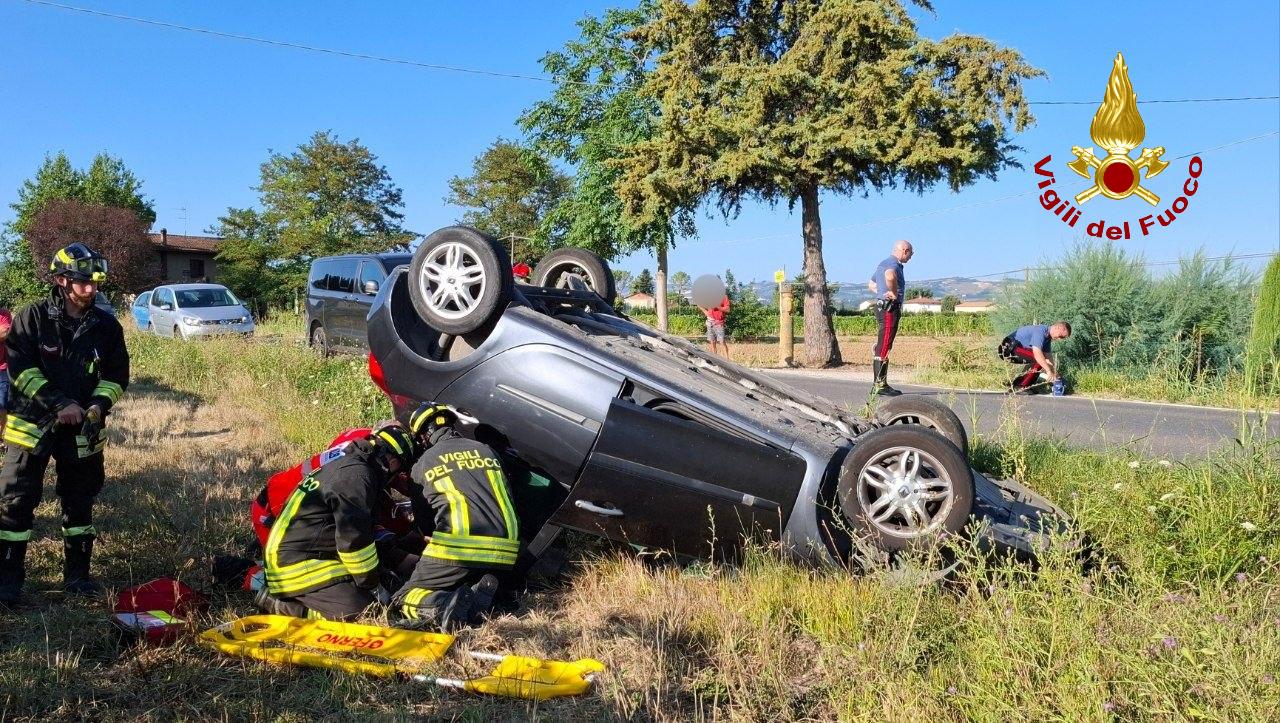 Sbanda e si ribalta nel fosso in via Tro Meldola: ferita la conducente