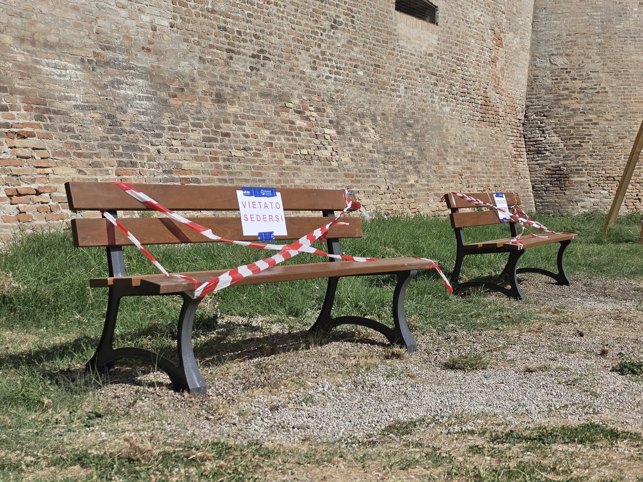 Forlimpopoli: due nuove panchine rinnovano il fossato della Rocca