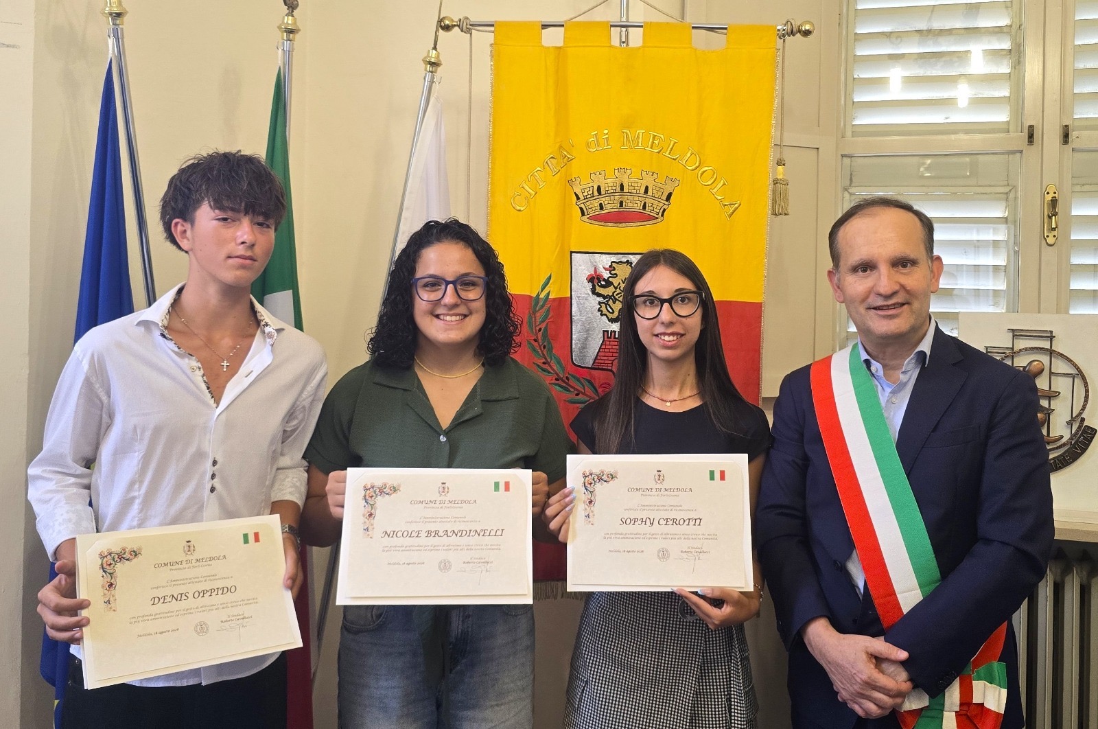 Donna rischia di annegare a Cervia: tre amici la salvano, Meldola li premia per l’altruismo